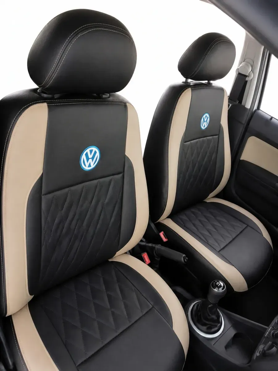 Capa de banco de couro sintético preto com laterais bege e logo VW bordado, instalada nos bancos de um Gol ou Voyage