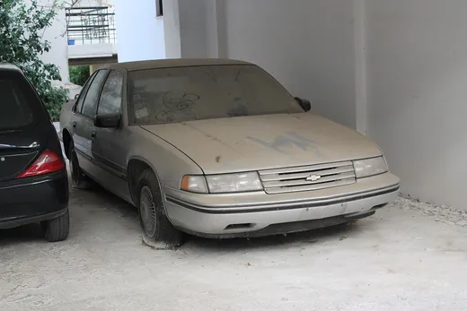 Carro parado há muito tempo, sujo e desgastado pela ação do tempo