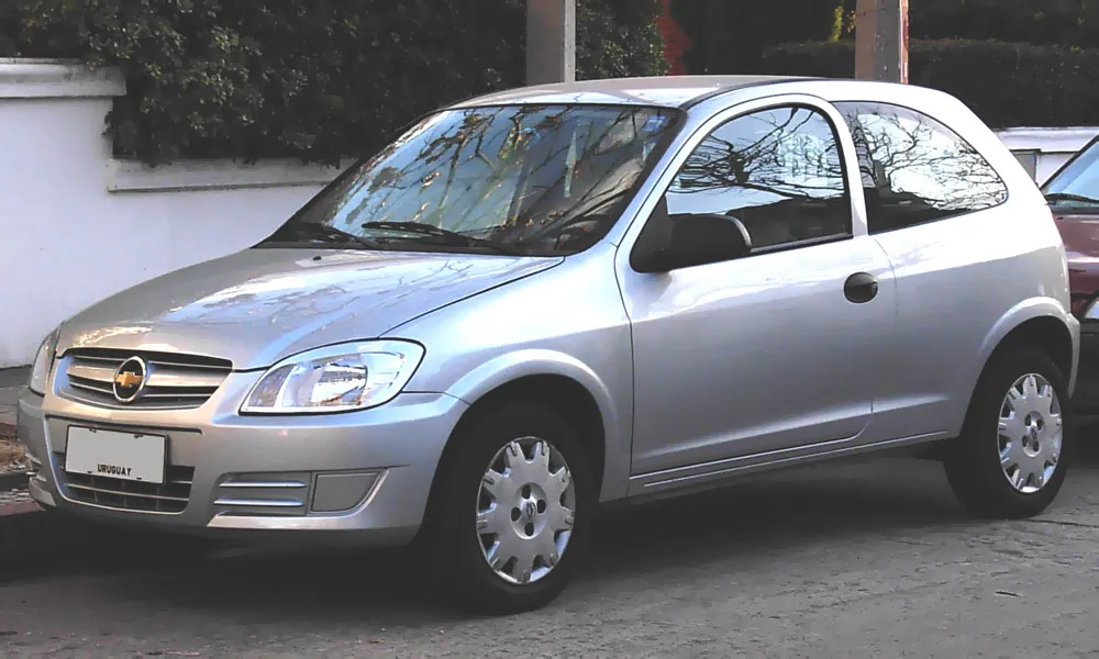 Chevrolet Celta de três portas, fase pós-2006, visto de frente
