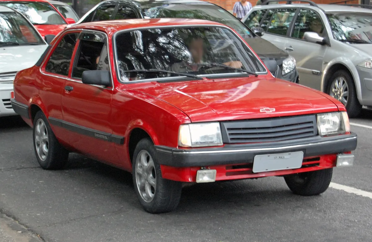 Chevrolet Chevette SL vermelho, sedã clássico de duas portas, visto de frente