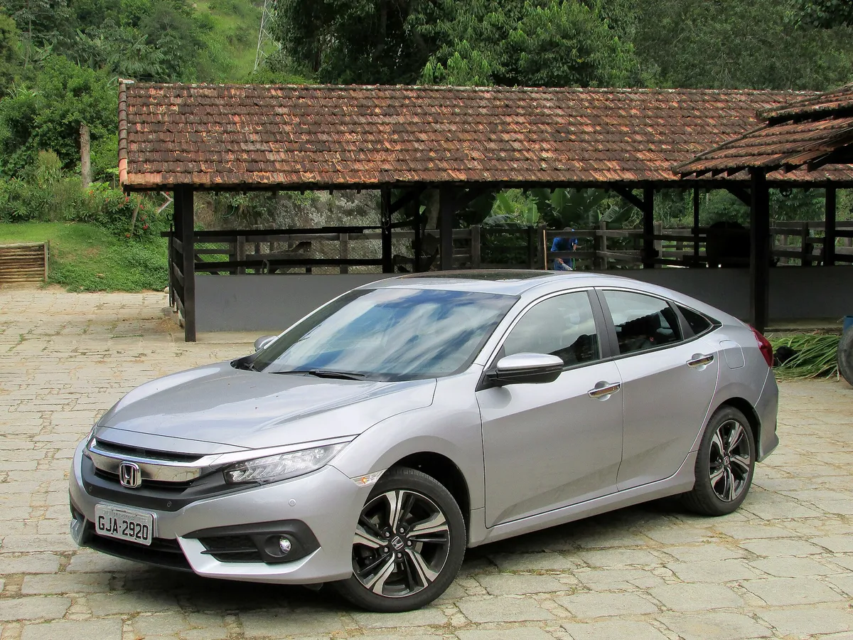 Honda Civic Touring, sedã médio, visto de frente