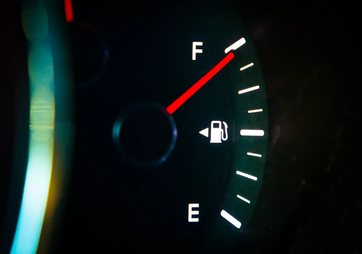 Marcador de combustível de um carro indicando o tanque cheio