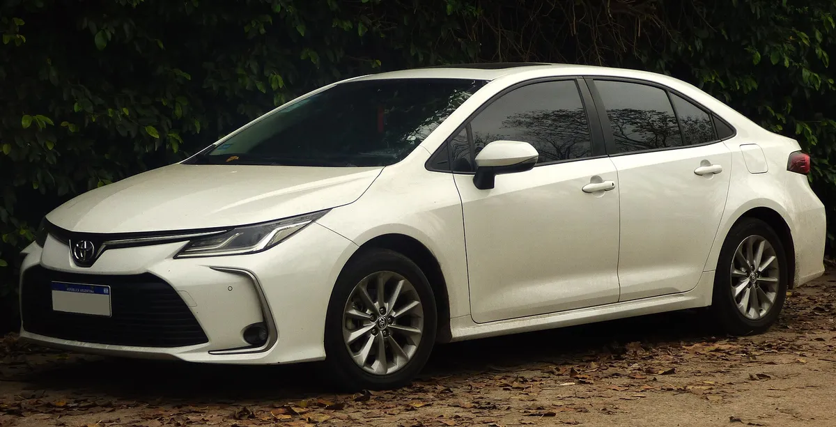 Toyota Corolla 2.0 XEi, sedã médio, visto de frente