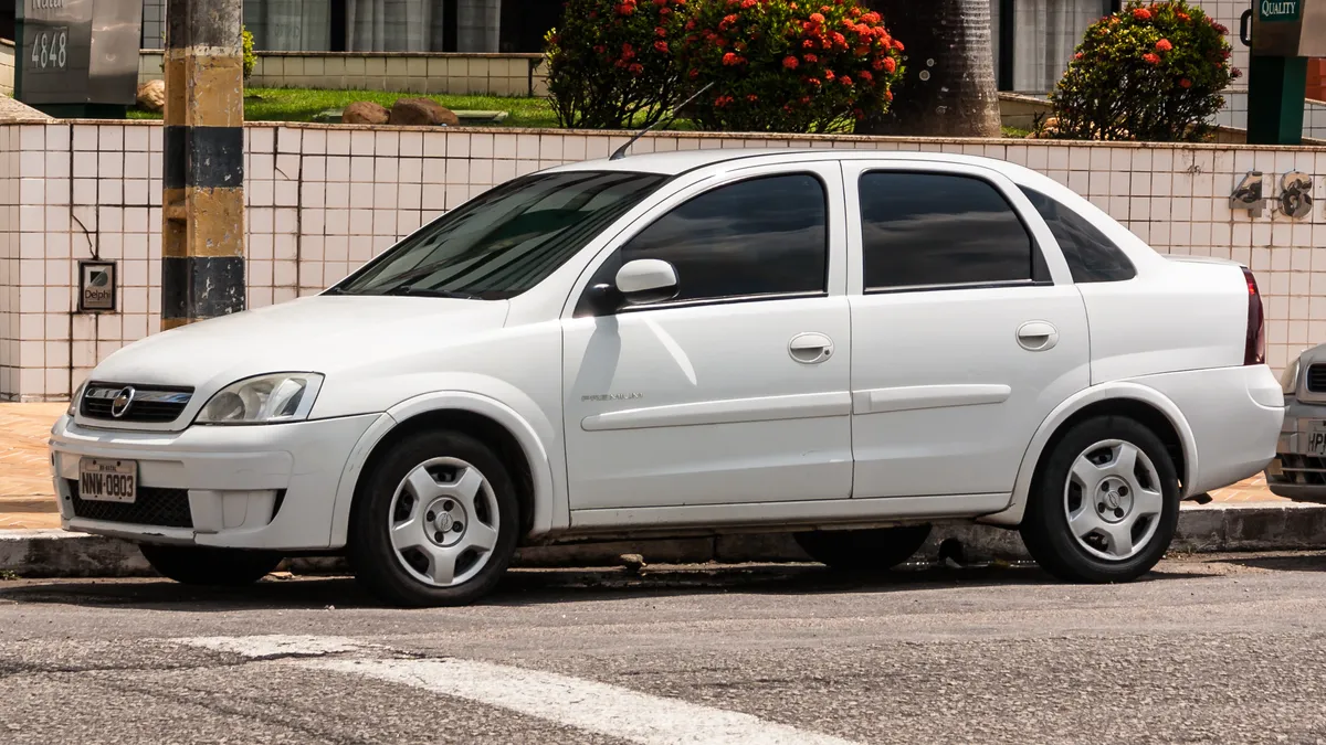 Chevrolet Corsa Premium sedã, segunda geração, visto de frente e de lado