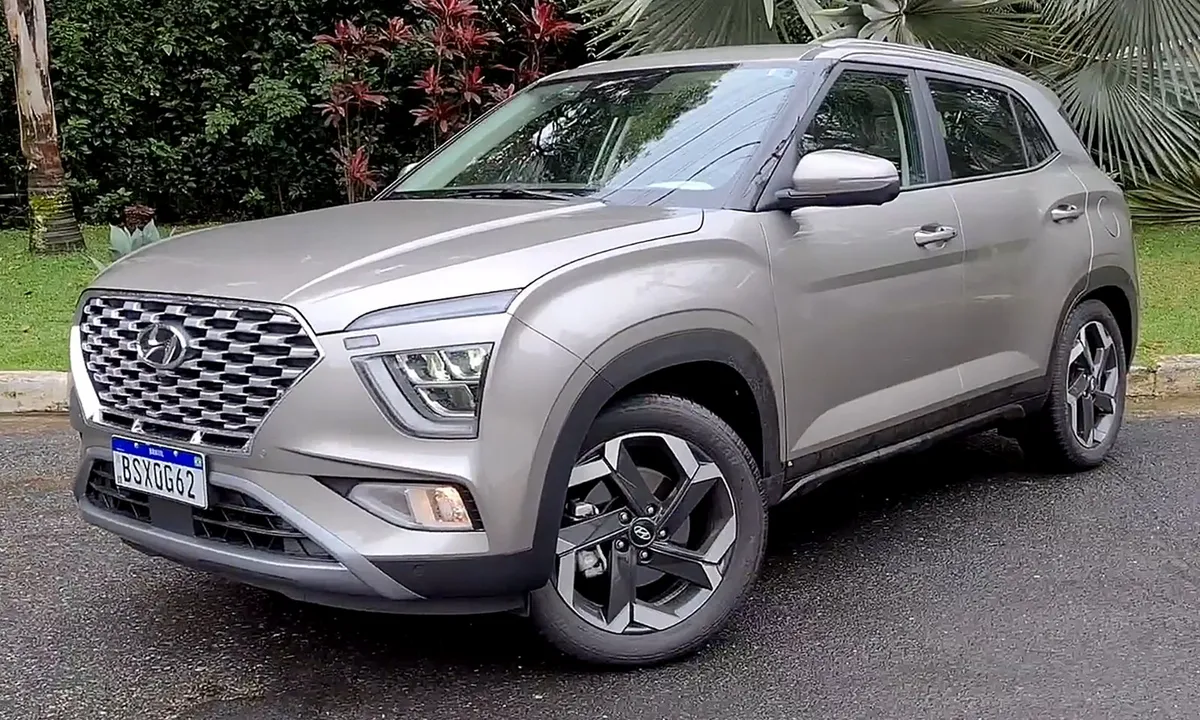 Hyundai Creta 2ª geração, SUV compacto prata, visto de frente e de lado