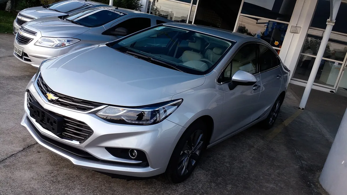 Chevrolet Cruze LTZ segunda geração, sedã médio prata, visto de frente