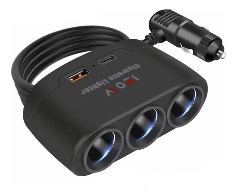 Divisor de isqueiro 12/24V preto com três tomadas de isqueiro, uma saída USB-A e uma USB-C, ligado por cabo ao plugue do carro