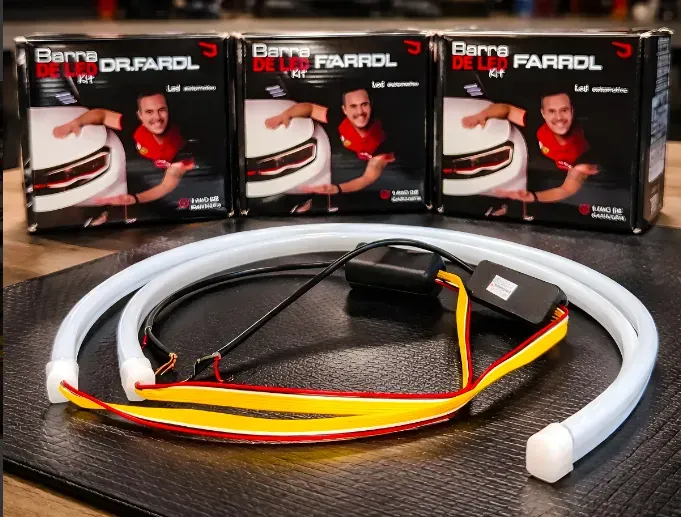 Kit de barra de LED DRL flexível Dr.Farol, com duas fitas brancas de 60cm e a fiação, ao lado das caixas do produto