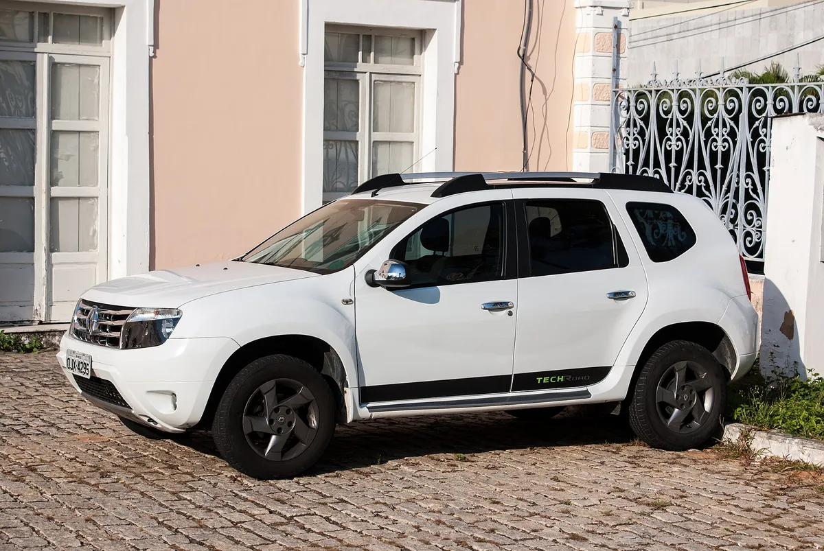 Renault Duster 1ª geração branco, SUV compacto, visto de frente e de lado
