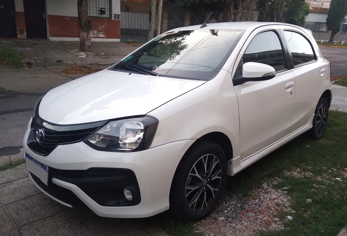 Toyota Etios 1.5 XLS 2018, hatch compacto, visto de frente