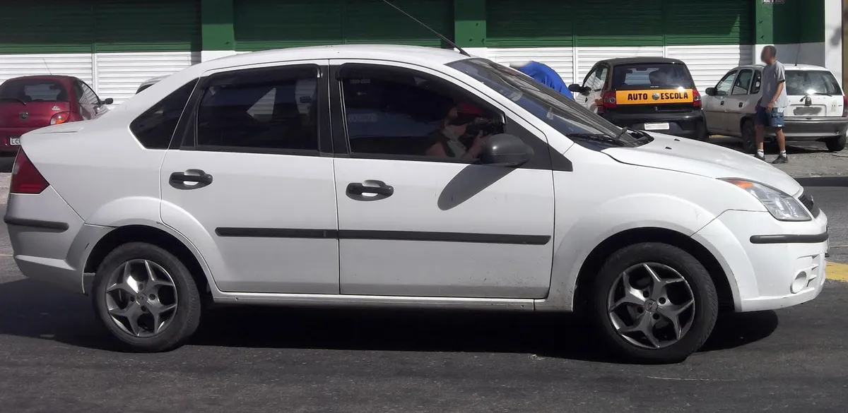 Ford Fiesta sedã da fase Rocam, hatch compacto derivado, visto de lado