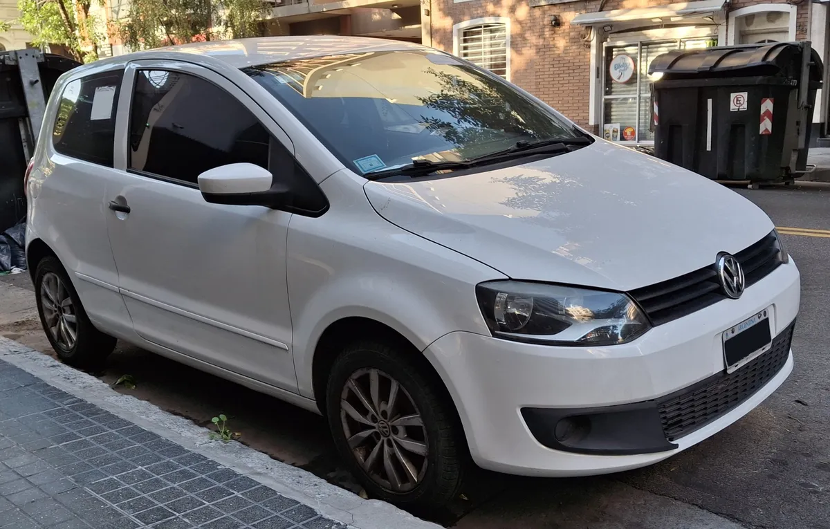 Volkswagen Fox 1.6 Trendline 2012, hatch compacto, visto de frente e de lado