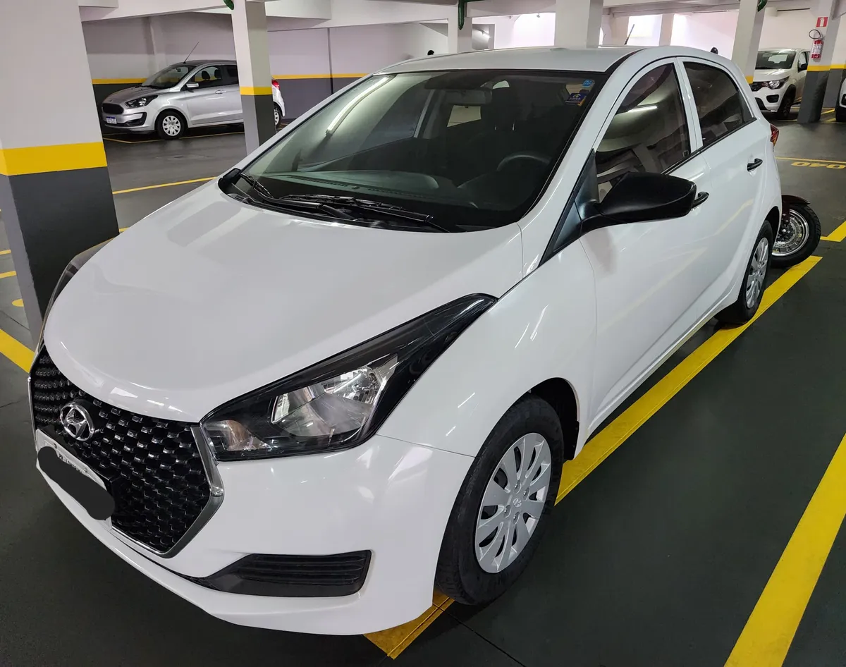 Hyundai HB20 Unique 2019, hatch compacto, visto de frente e de lado