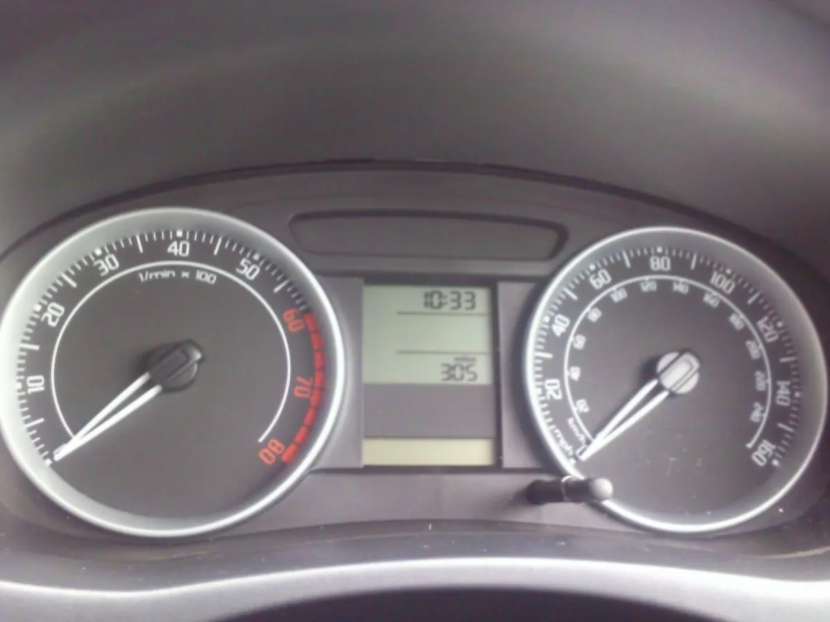 Painel de instrumentos de um carro com velocímetro, conta-giros e luzes de aviso