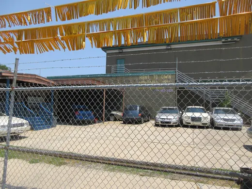 Pátio de revenda com vários carros usados à venda