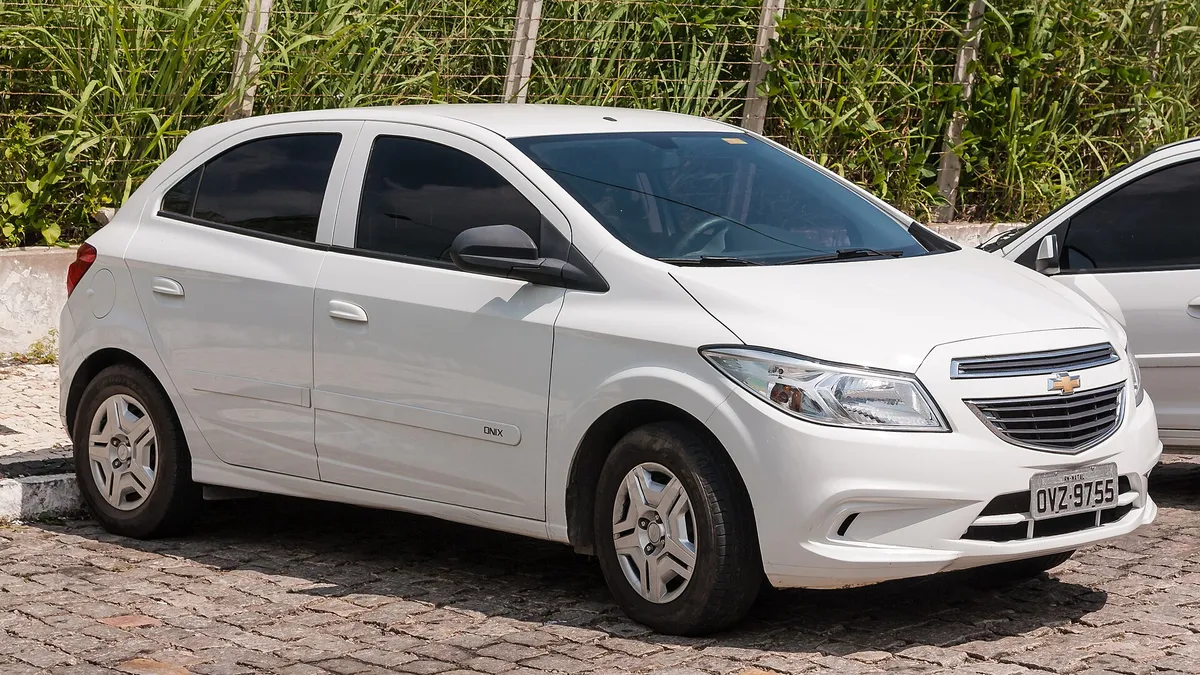 Chevrolet Onix primeira geração, hatch compacto, visto de frente