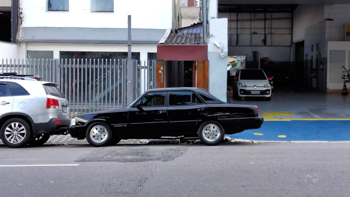 Chevrolet Opala Diplomata SE preto, sedã clássico de quatro portas, visto de lado