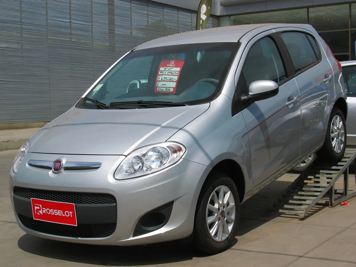 Fiat Palio 1.4 Attractive 2014, hatch compacto, visto de frente e de lado