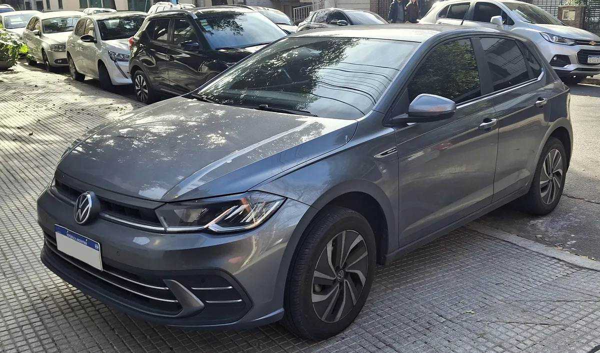 Volkswagen Polo cinza, hatch compacto da fase nova, visto de frente