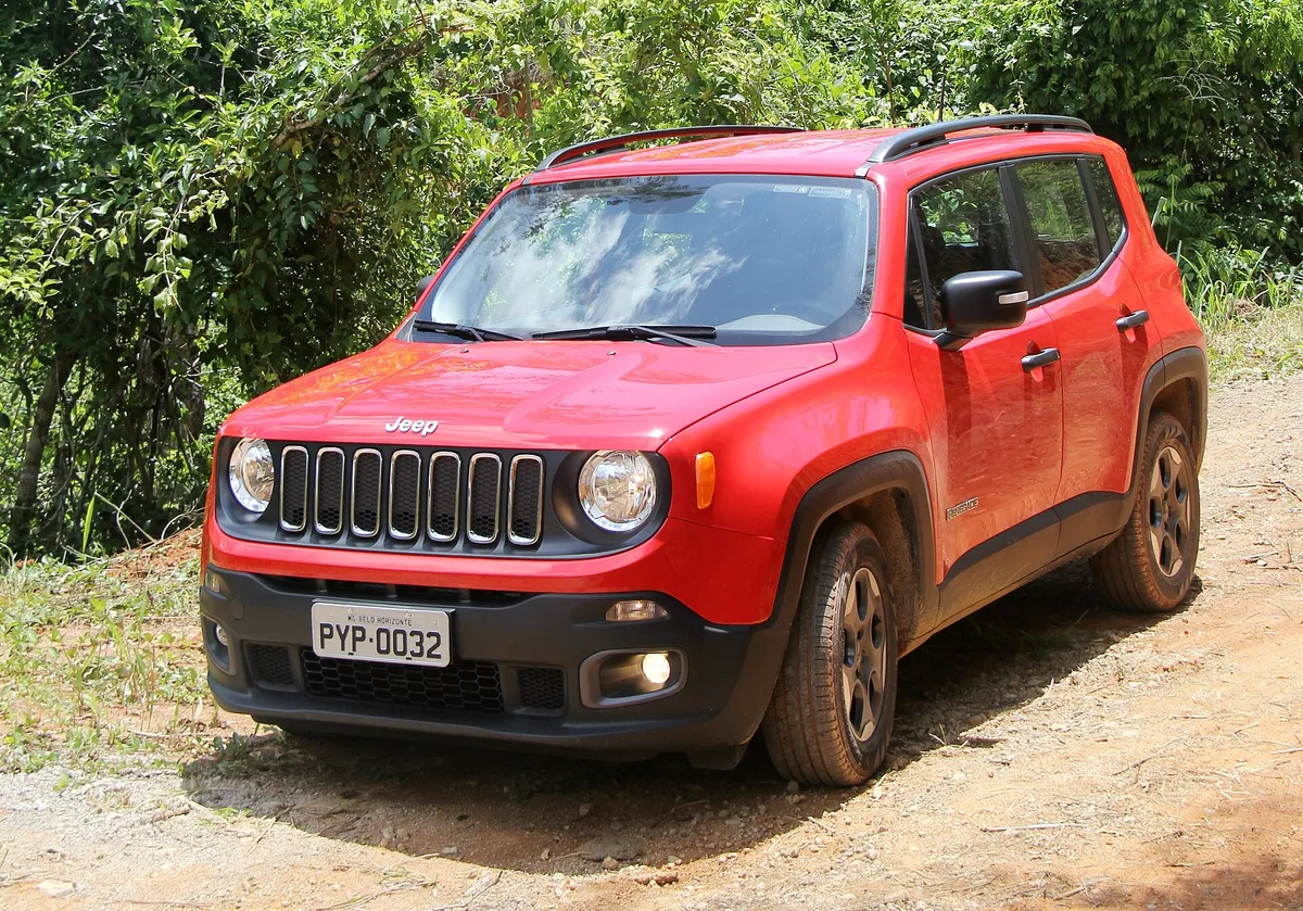 Jeep Renegade vermelho, SUV compacto, visto de frente em estrada de terra