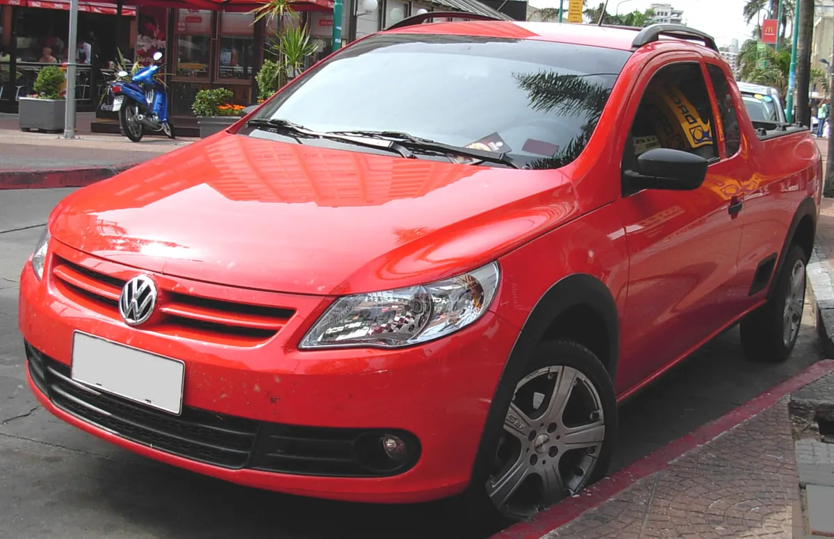 Volkswagen Saveiro G5 vermelha, picape compacta de cabine estendida, vista de frente