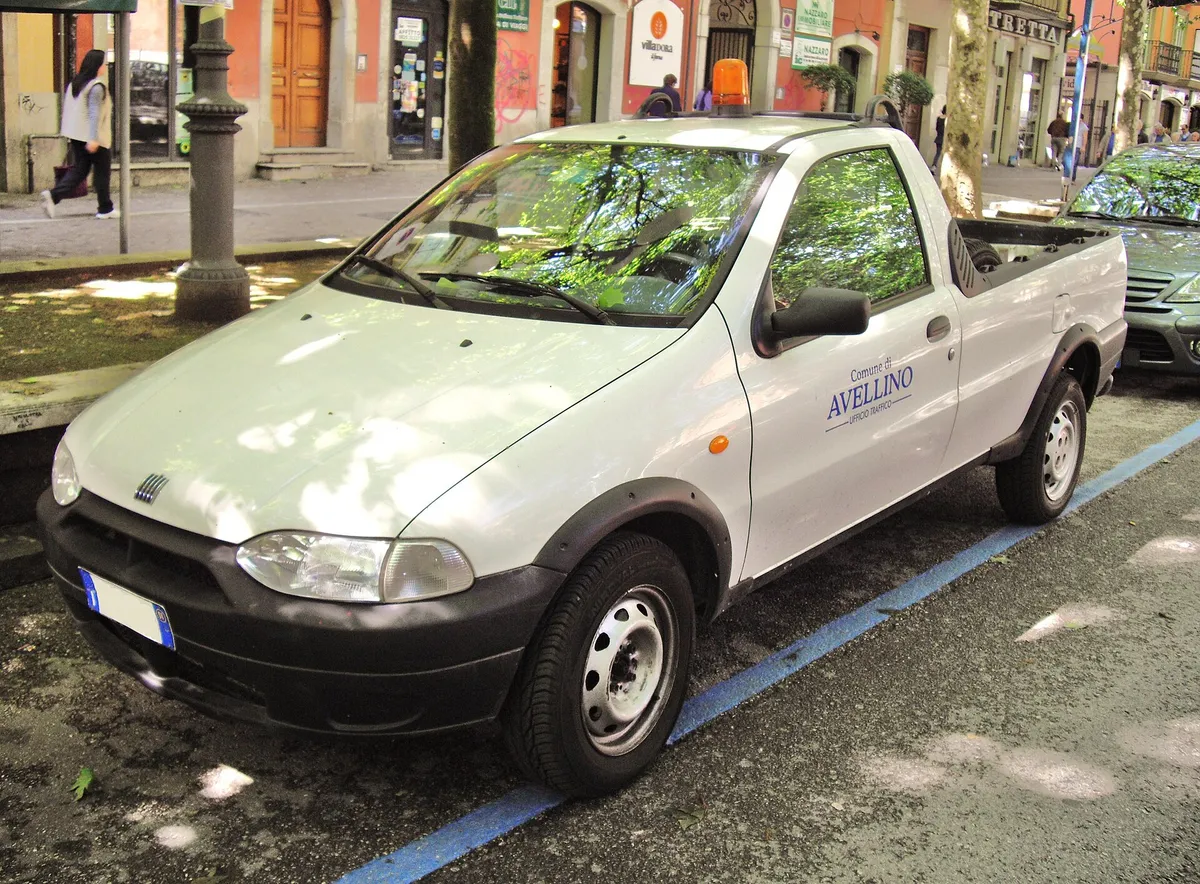 Fiat Strada antiga, picape compacta de cabine simples, vista de frente