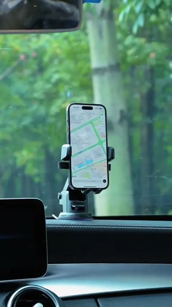 Suporte veicular H'maston CJ-72 fixado no painel com um celular preso mostrando o GPS