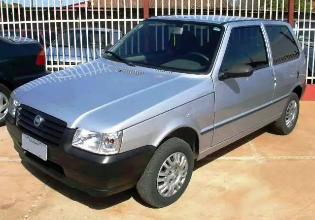 Fiat Uno Mille de três portas, última reestilização, visto de frente