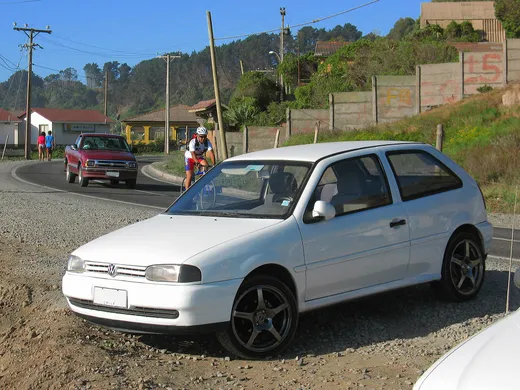 Volkswagen Gol 1.6 Mi 1999, exemplo de carro popular com mais de 20 anos
