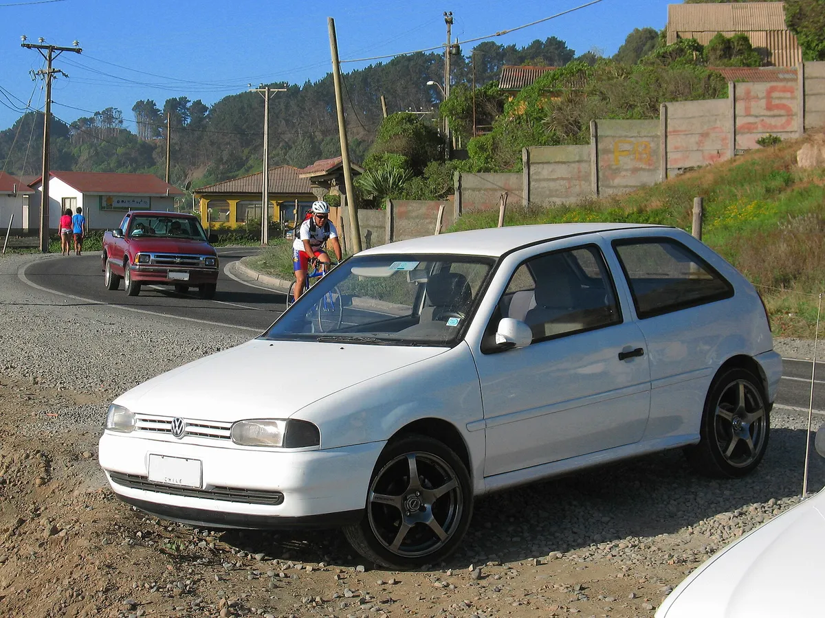 Volkswagen Gol 1.6 Mi 1999, exemplo de carro popular com mais de 20 anos