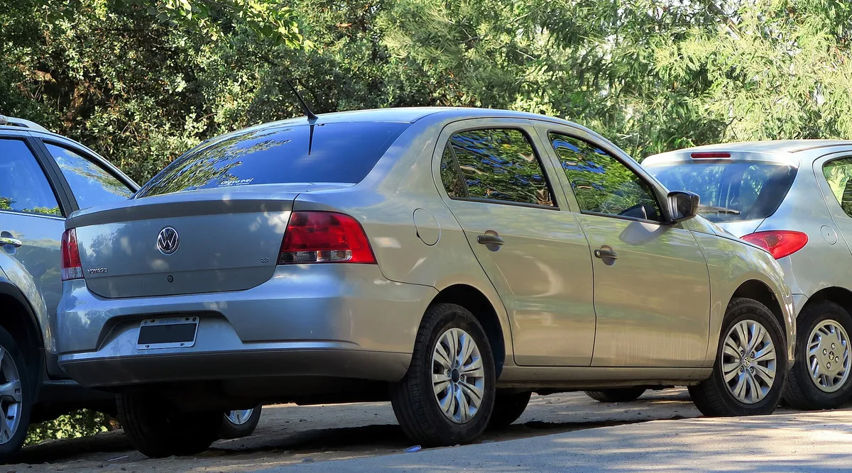 Volkswagen Voyage 1.6 2013, sedã compacto, visto de frente